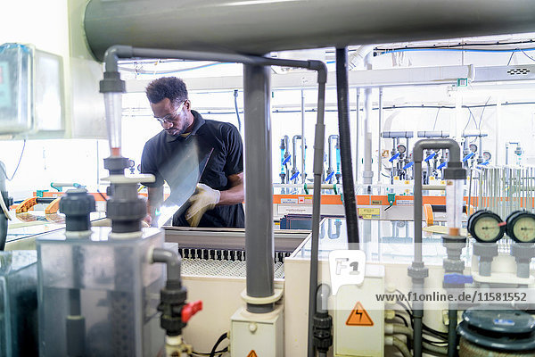 Ein Mitarbeiter Der Schmack Biogas Ag Regelt Die Heizungsverteilung Mit Einer Pumpensteuerung Im Technikgebaude Einer Biogasanlage Der Schmack Biogas Ag In Schwandorf Bayern Deutschland Europa