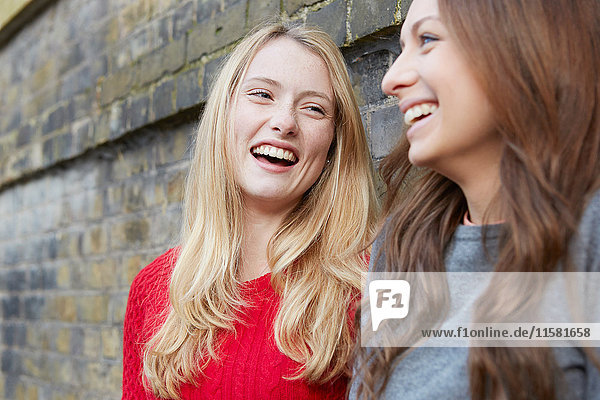 Zwei Freundinnen  draußen  lachend