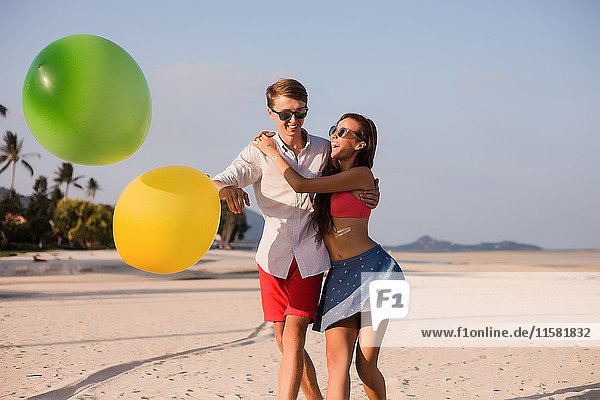 Junges Paar am Strand beim Spielen mit Luftballons  Koh Samui  Thailand