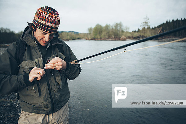 Männer mittleren Alters beim Fliegenfischen auf dem Hoh River  Olympic National Park  Washington.