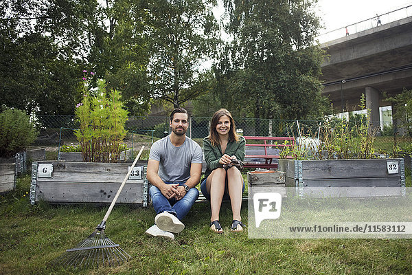 Porträt eines glücklichen  erwachsenen Paares im Stadtgarten