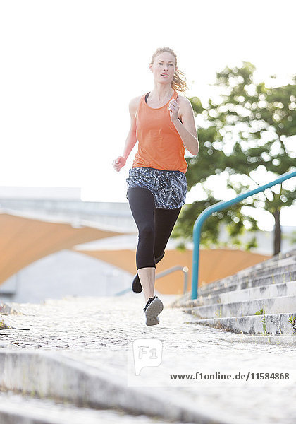Sportliche Frau beim Joggen
