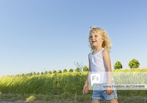 Kleines blondes Mädchen im Sommer