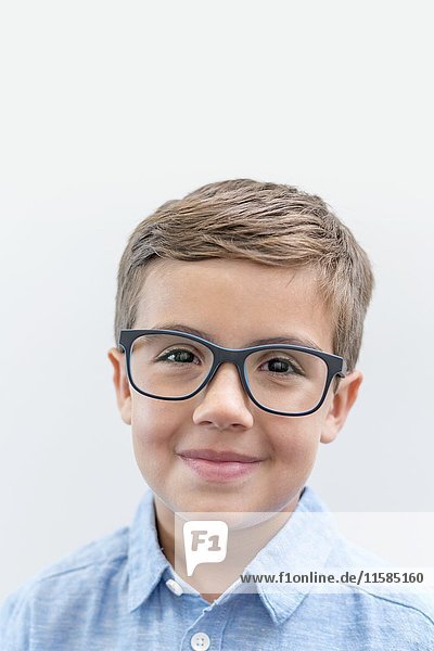 Junge mit Brille  Studioaufnahme.