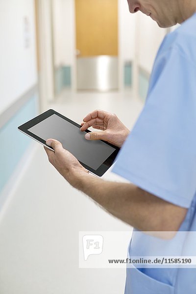 Chirurg mit digitalem Tablet,  Nahaufnahme.