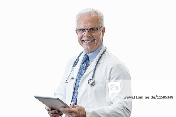 Männlicher Oberarzt mit digitalem Tablet,  Studioaufnahme.