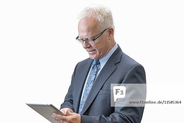 Ein älterer Mann benutzt ein digitales Tablet.