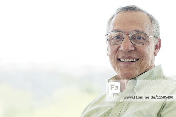 Älterer Mann mit Brille  Porträt.