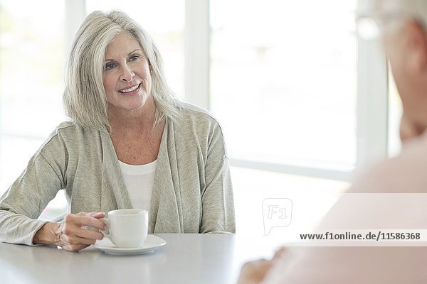 Ältere Frau mit einer Tasse Tee.