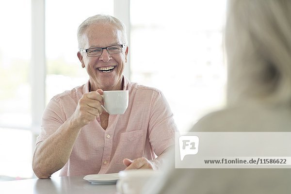 Älterer Mann mit einer Tasse Tee.