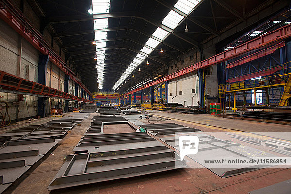 Stahlteile im Lager der Werft