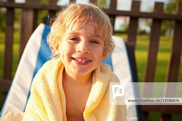 Junge mit nassem Haar und Handtuch