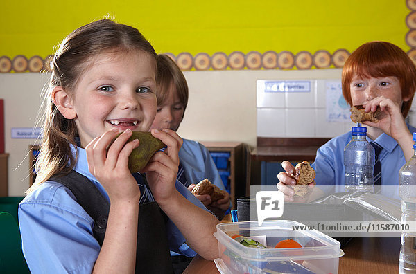 Schulkinder essen Lunchpakete