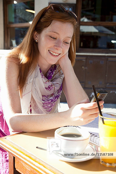 Junge Frau sitzt in einem Cafe