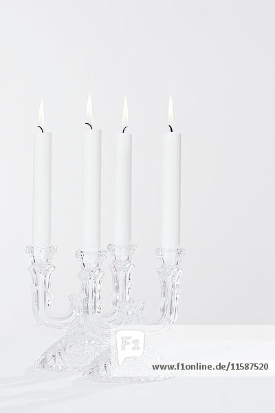 Weiße Kerzen im Glas-Kerzenhalter