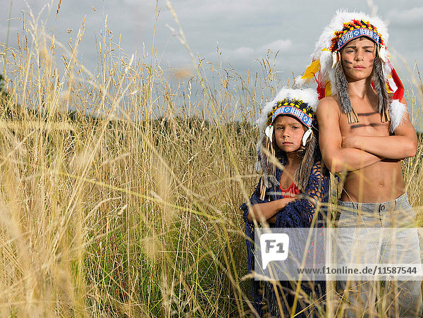 Als nordamerikanische Indianer verkleidete Kinder