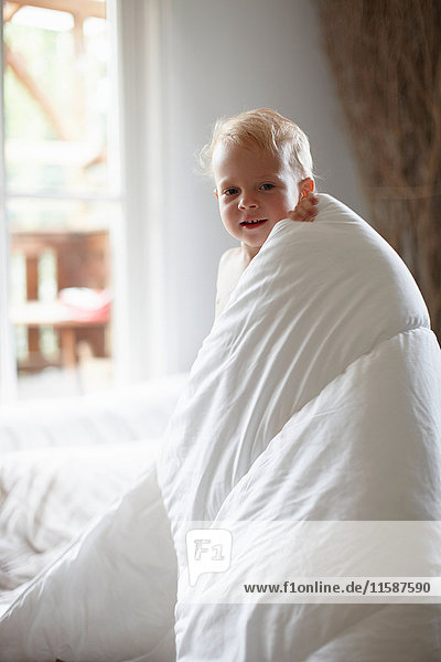 Kleinkind Junge in Decke gewickelt
