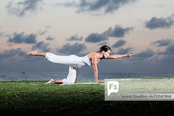 Frau in Yoga-Pose im Freien