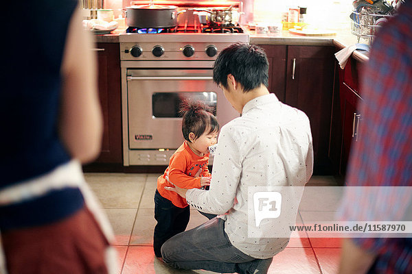 Kleinkind beim Tee in der Küche