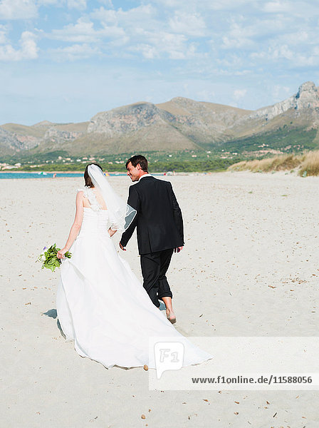 Braut und Bräutigam beim Strandspaziergang