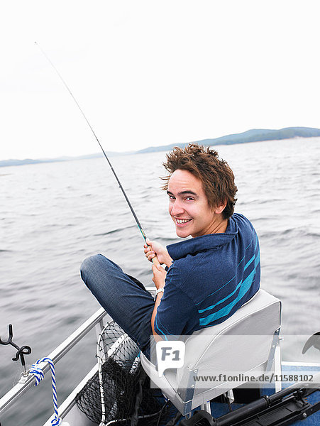Mann fischt auf Boot