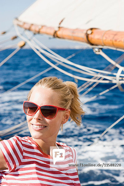 Frau  die auf einem Segelboot sitzt