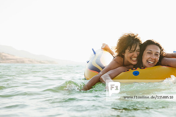 Frauen in Schlauchbooten im Wasser