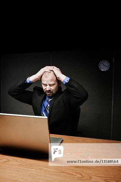 Mann am Computer sieht gestresst aus