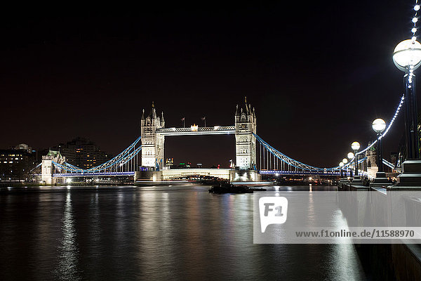 Tower Bridge über die Themse  London  Großbritannien