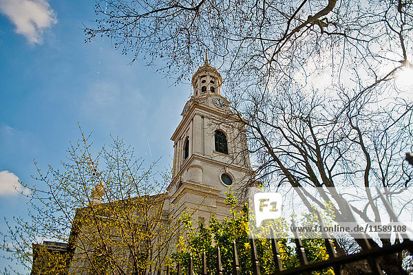 St. Alfege und Bäume gegen blauen Himmel