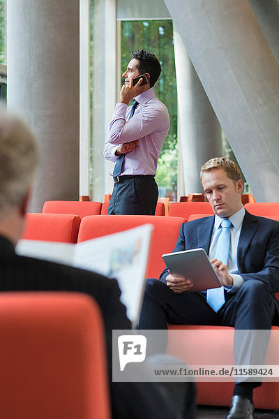 Geschäftsleute warten in der Büro-Lobby