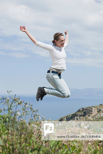 junge Frau springt in die Luft