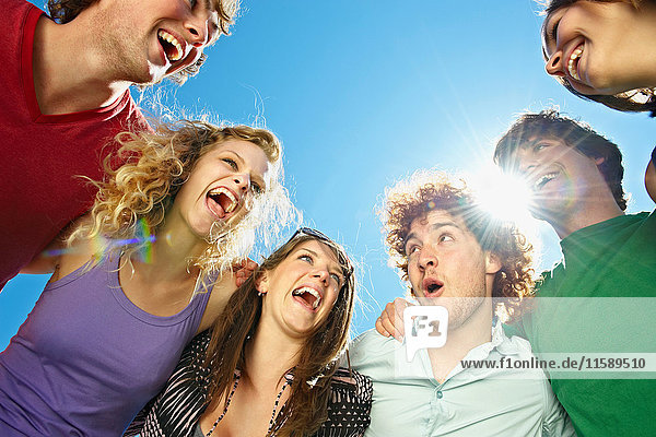 Porträt von sechs glücklichen jungen Menschen