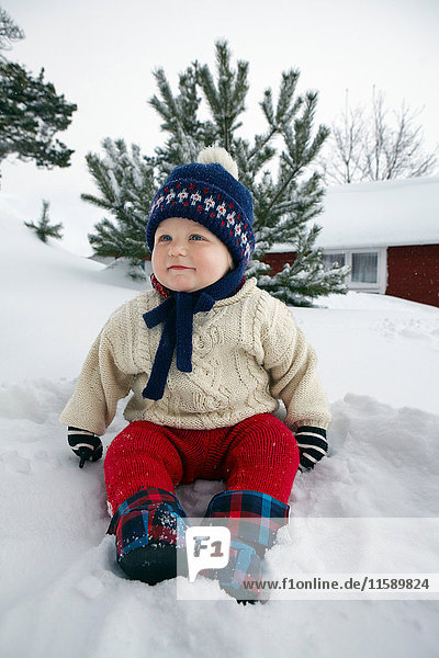 Lächelndes Baby im Schneetreiben