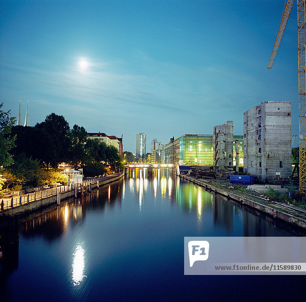 Kanal bei Mondschein in der Nacht  Berlin  Deutschland