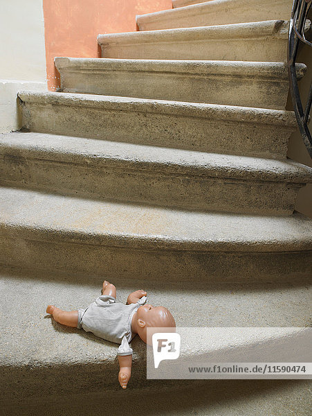 Puppe auf der Treppe