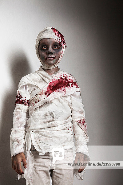 Kind als Mumie für Halloween verkleidet