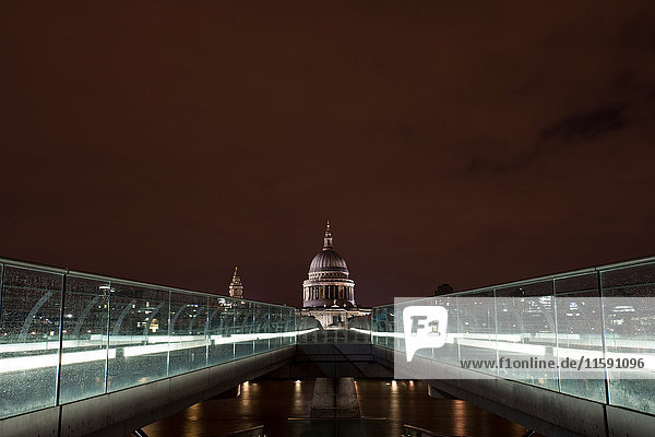 Millenniumsbrücke zur St. Paul's Cathedral  London  UK
