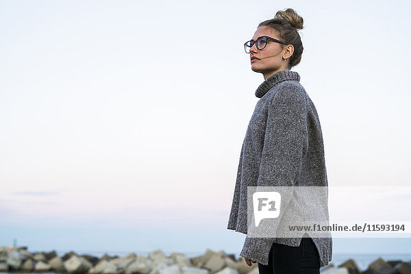 Junge Frau mit Brille und Blick in die Ferne