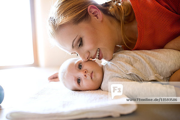 Glückliche Mutter mit Baby zu Hause