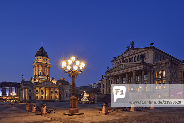 Deutschland  Berlin  beleuchteter Deutscher Dom und Konzerthaus am Gendarmenmarkt