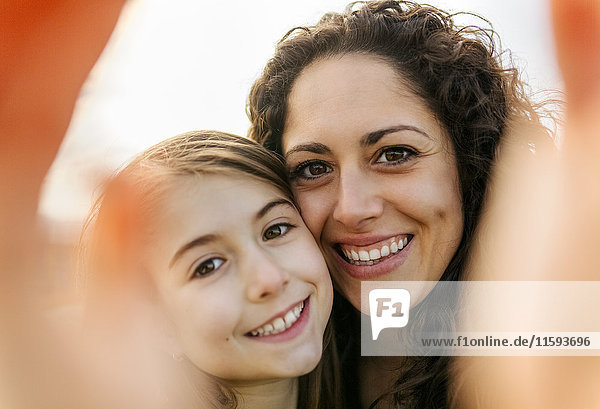 Glückliche Mutter und Tochter  die einen Selfie nehmen.