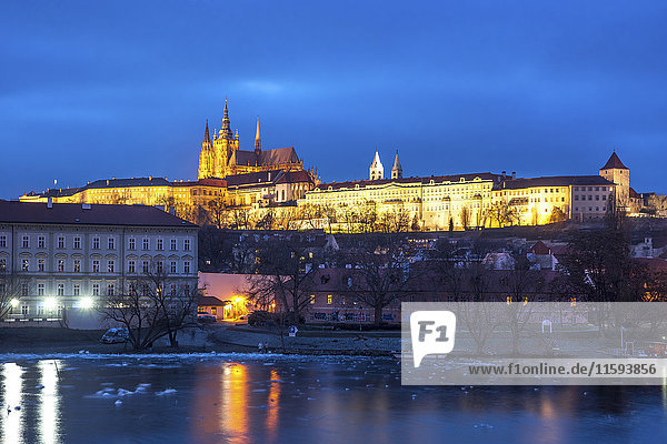 Tschechien  Prag  Prager Burg zur blauen Stunde