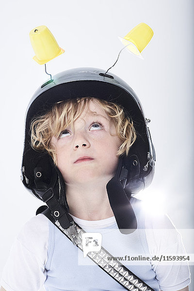 Porträt eines als Raumfahrer verkleideten Jungen