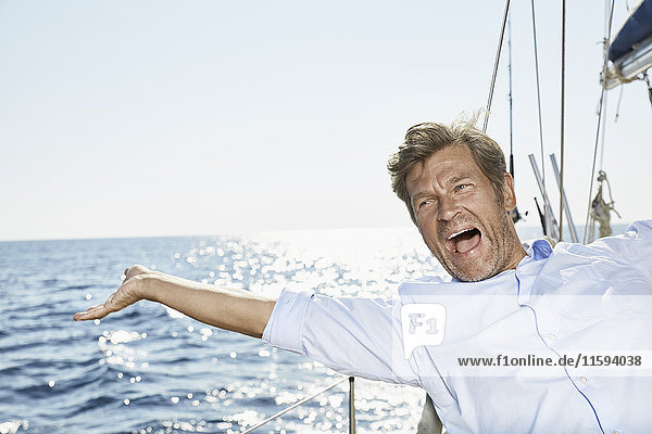 Porträt des schreienden Mannes auf seinem Segelboot