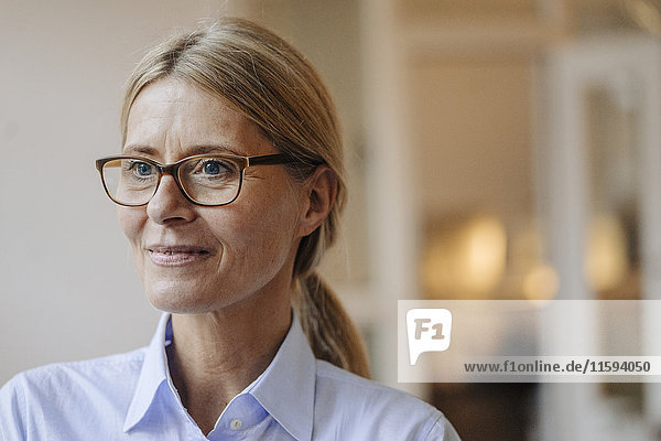 Porträt einer selbstbewussten Geschäftsfrau mit Brille