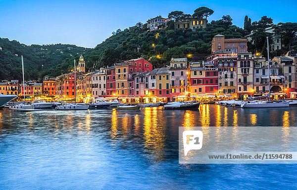 Italien  Ligurien  Portofino  Boote im Hafen in der blauen Stunde