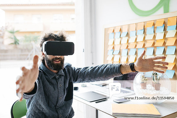 Mann mit Virtual Reality Brille arbeitet an neuem Projekt