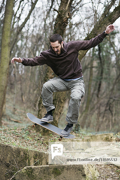 Skateboarder bei einem Trick