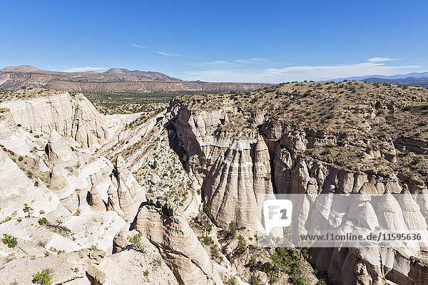 USA  New Mexico  Pajarito Plateau  Sandoval County  Kasha-Katuwe Tent Rocks National Monument  Blick ins Wüstental mit bizarren Felsformationen